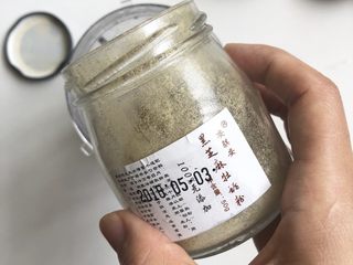 4、香菇虾丸,加入一勺黑芝麻牡蛎粉调味，一岁以上如果已经添加盐巴可以加入少许盐巴