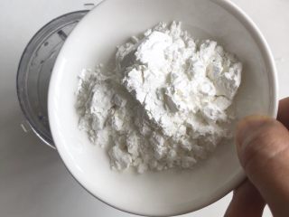 5、香菇虾丸,加入玉米淀粉