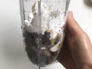 6、香菇虾丸,所有食材放入料理杯