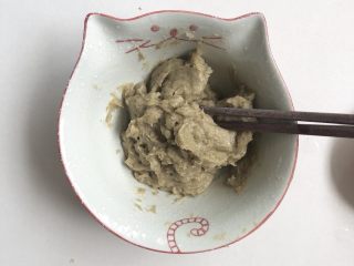8、香菇虾丸,放入干净的碗里，开始用筷子绕圈搅拌