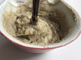 9、香菇虾丸,搅打上劲，筷子插入不倒即可