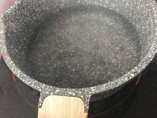 10、香菇虾丸,奶锅内水烧开后转中小火