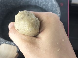 11、香菇虾丸,用虎口挤虾碗，借助勺子下锅