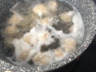 12、香菇虾丸,煮至虾丸飘起，起浮沫，再煮半分钟