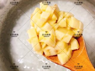 4、香蕉燕麦粥,粥9分时加入香蕉丁