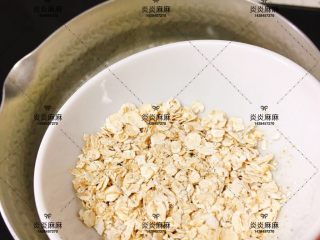 5、香蕉燕麦粥,再加入燕麦一同煮熟即可