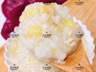 7、香蕉燕麦粥,粥9分时加入香蕉丁、燕麦一同煮熟即可