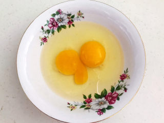 4、糖水鸡蛋,土鸡蛋打入碗中备用