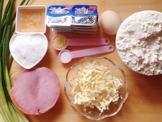 1、香葱芝士饼干,准备材料