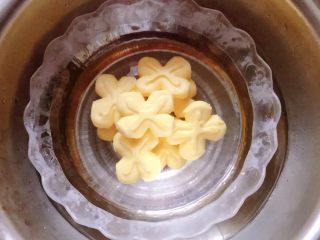 2、香葱芝士饼干,黄油隔热水或微波炉加热融化，气温高时室温软化也可以