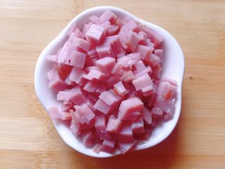 3、香葱芝士饼干,火腿切小丁