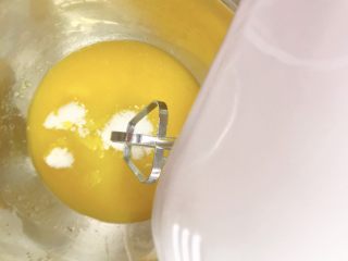 5、香葱芝士饼干,先把糖粉倒入黄油打蛋器搅拌至融化
