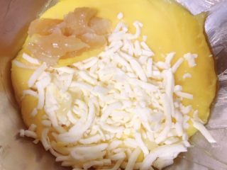 8、香葱芝士饼干,加入芝士丝和猪油接着搅拌