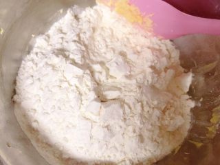 10、香葱芝士饼干,倒入筛好的低粉