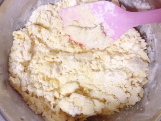 11、香葱芝士饼干,用硅胶刮刀搅拌，此时千万不能用电动打蛋器，打蛋器一开面粉末会飞出来