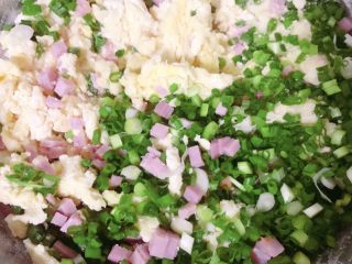 12、香葱芝士饼干,最后加入香葱末和火腿末