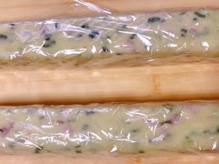 15、香葱芝士饼干,整理好之后包上保鲜膜放冰箱冷冻半小时