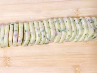16、香葱芝士饼干,略微冻硬之后取出切成均匀的薄片