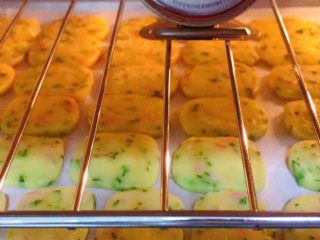 18、香葱芝士饼干,入烤箱中层，上下管180度，25分钟