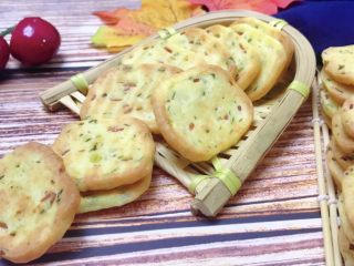 21、香葱芝士饼干,鲜香酥脆，孩子喜欢吃的不得了，就连我正在减肥的人都忍不住吃了一块又一块????????????！