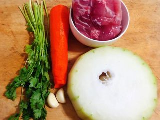 1、冬瓜胡萝卜肉丁汤,准备原材料瘦猪肉、冬瓜、胡萝卜去皮洗净、蒜、香菜备用