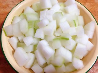 2、冬瓜胡萝卜肉丁汤,冬瓜去掉中间的瓤切成丁状胡萝卜和瘦猪肉也是同意切成丁状