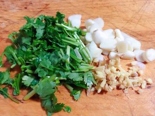 3、冬瓜胡萝卜肉丁汤,姜、蒜、香菜切好备用