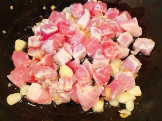 4、冬瓜胡萝卜肉丁汤,锅中倒入适量油加热放入姜、蒜爆香再放入瘦猪肉丁