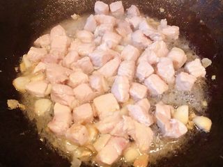 5、冬瓜胡萝卜肉丁汤,瘦猪肉丁炒至变色即可