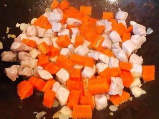 6、冬瓜胡萝卜肉丁汤,放入胡萝卜大火翻炒