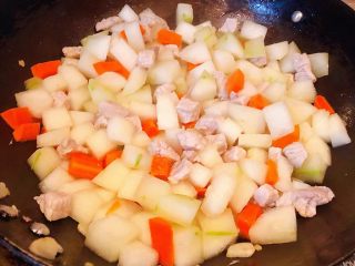 7、冬瓜胡萝卜肉丁汤,放入冬瓜丁大火快速翻炒炒至微微断生