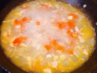 9、冬瓜胡萝卜肉丁汤,锅中煮的美味满屋飘香