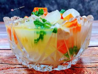 11、冬瓜胡萝卜肉丁汤,鲜嫩味美的冬瓜胡萝卜肉丁汤盛入容器中