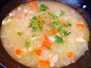 10、冬瓜胡萝卜肉丁汤,冬瓜煮至透明是放入盐和味精调味均匀最后撒上香菜即可出锅享用