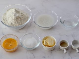 1、米粥吐司,准备好所有材料