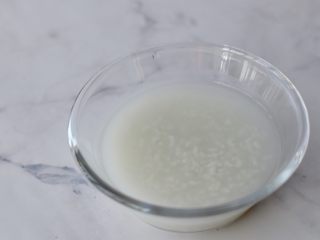 2、米粥吐司,其中米粥，我家那天煮的米粥浓稠度是图中那样的，由于各家煮粥浓稠度不一样，所以后面混合材料时，先不要加水，揉面揉一会儿，视面团具体情况，再考虑要不要加水（敲黑板）