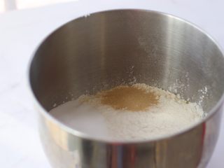 3、米粥吐司,混合除黄油和水之外的所有材料，启动揉面，所有材料抱团后，可以看面团情况，选择要不要加水，加多少水。这里我加了10g水，继续揉，到扩展阶段时，加入黄油继续揉