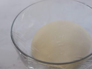 5、米粥吐司,整理收圆面团，放在容器内密封好，放在约28度环境下发酵