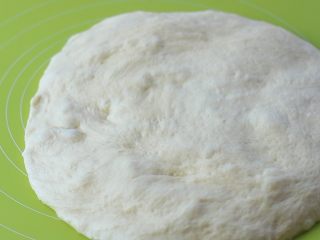 8、米粥吐司,用手轻按压排气