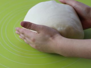 11、米粥吐司,两手如图那样，一边转动面团一边向内拢面团