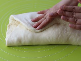 9、米粥吐司,折叠收圆，手法如下，左右各向内折