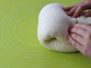 10、米粥吐司,上边的往下折，再翻转过来