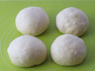 14、米粥吐司,依次滚圆，盖保鲜膜松弛15分钟