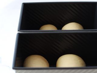 20、米粥吐司,两两一组入模具，放进烤箱发酵，温度约35度