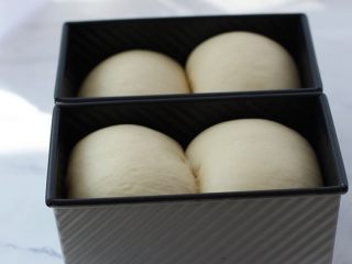 21、米粥吐司,八分满取出来，盖孩子，180度预热烤箱，预热好后，放入烤箱中下层170度40分钟