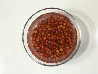 2、自制红豆沙,将红豆洗净,放入冰箱冷冻2小时或者用清水浸泡5小时