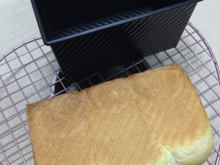 1、#吐司新吃法之六#岩烧奶酪片,准备吐司一个（配方请参考“全蛋吐司-黑金刚吐司”菜谱）