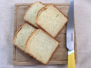 2、#吐司新吃法之六#岩烧奶酪片, 吐司切片，尽量厚薄要均匀
