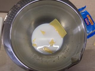 3、#吐司新吃法之六#岩烧奶酪片,牛奶中加入百吉福芝士片