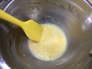 4、#吐司新吃法之六#岩烧奶酪片,隔热水融化，形成牛奶溶液